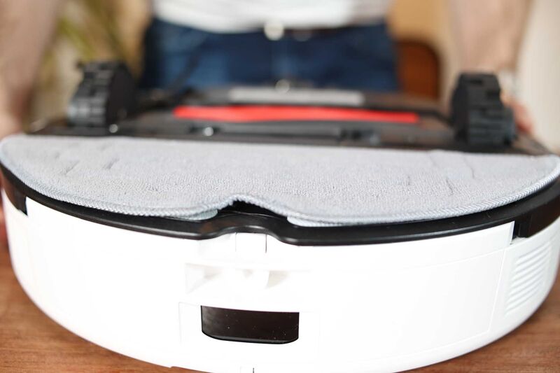 Mop extends across the entire width of the Roborock S8 Pro Ultra.